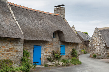 Fototapeta na wymiar Les chaumières de Kerascoët en Bretagne, France