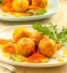 albóndigas de pavo y arroz con champiñones y pimientos
