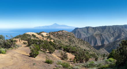 La Gomera oberhalb von Vallehermoso - Wanderweg zur Buenavista in der malerischen Berglandlandschaft mit Blick zur Insel Teneriffa