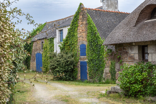 Les chaumi&egrave;res de Kerasco&euml;t en Bretagne, France