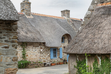 Les chaumières de Kerascoët en Bretagne, France © Lina Taravella