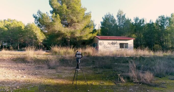 adolescente con mascarilla bailando para video tik tok en el bosque y dron orbitando