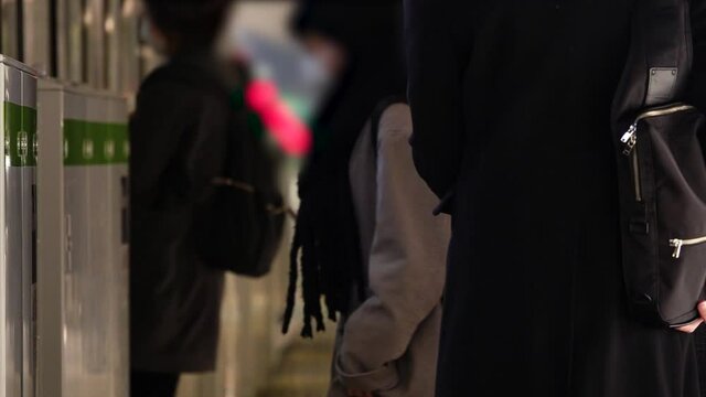 コロナ禍　通勤　駅のホーム　2020年冬　スローモーション