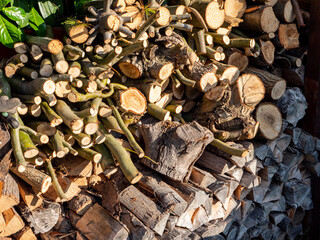 Kaminholz gestapelt für den Winter