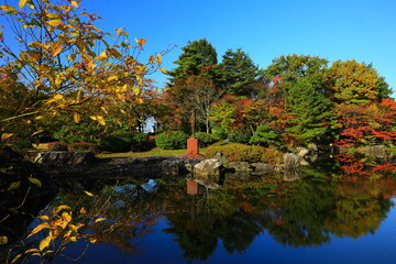 Fototapeta premium 岩手県北上市 紅葉の 日本現代詩歌文学館