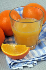 Verre de jus d'orange frais en gros plan