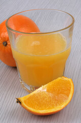 Verre de jus d'orange frais en gros plan