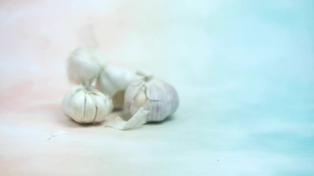 The garlic passes of the camera in slow motion and panning shot. Close-up.