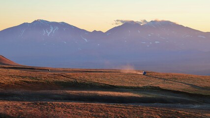 Obraz premium Autumn landscape and sunset over Mutnovsky volcano, Kamchatka, Russia