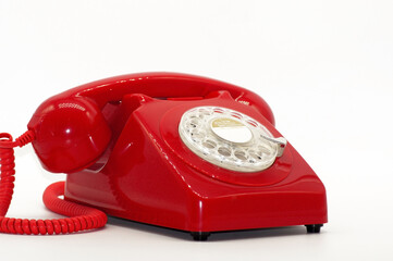 Rotes Telefon freigestellt auf neutralem Hintergrund