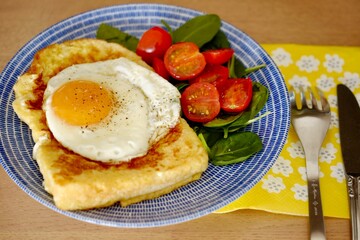 目玉焼きとトーストとサラダ