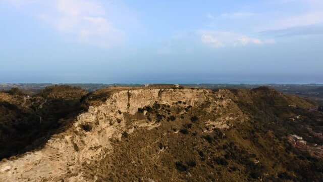 Vista aerea costone roccioso per scalata.