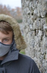 Obraz premium Guy leaning on the wall of the castle