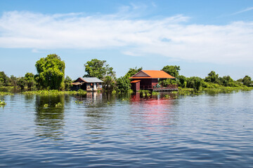 Fototapeta na wymiar Maison flottante sur la rivière Sangker, Cambodge