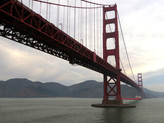 Fototapeta premium Beautiful panoramic view of Golden Gate Bridge during a cloudy sunset. Taken in San Francisco, California, United States.