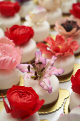 Fototapeta na wymiar Flower cakes background. Birthday cupcakes with flowers.