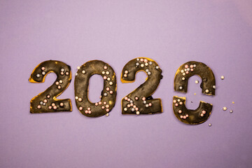 2020 als Plätzchen Zahlen, die 0 ist gebrochen