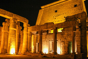 Tempel in Luxor bei Nacht