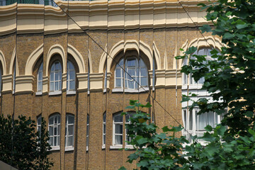 Fototapeta na wymiar Spiegelung in einer Gebäudefassade