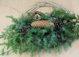 Bożonarodzeniowy stroik z naturalnych gałązek, szyszek Xmas decoration green