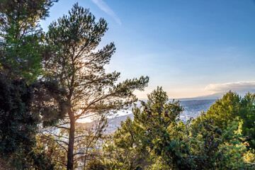 Fototapeta na wymiar soleil couchant au dessus de Nice et de la baie des anges