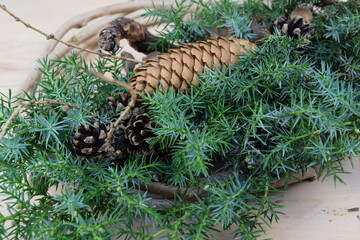 Bożonarodzeniowy stroik z naturalnych gałązek, szyszek Xmas decoration green © Anna