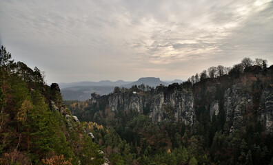 Blick von der Bastei in der Sächsischen Schweiz zu den Tafelbergen des Elbsandsteingebirgescim  Herbst