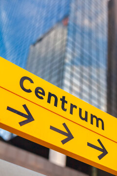 Rotterdam urban sign with the Dutch text 'centre' and arrows showing the direction to the city centre
