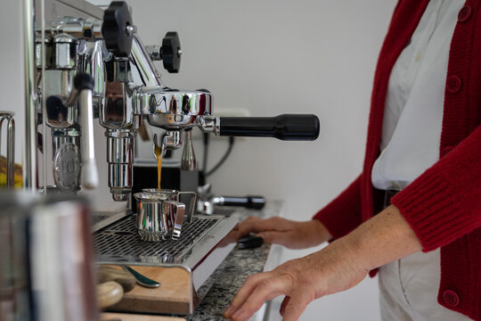 Senior an der Espresso Maschine