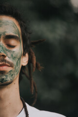 Fototapeta premium Hombre con tratamiento facial 