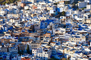 vue a&eacute;rienne sur les b&acirc;timents bleus d'une ville tr&egrave;s dense  au Maroc