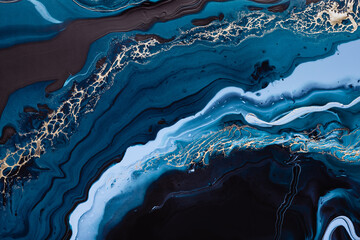 Acryl vloeistof kunst. Blauwe kleuren golven in abstracte oceaan van blauwe verf en gouden wervelingen. Achtergrond of textuur met marmereffect