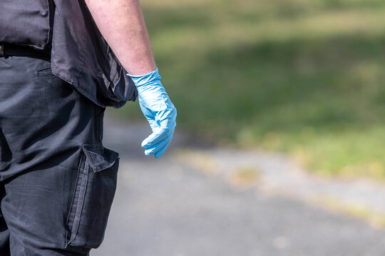 Polizeieinsatz (Kriminalpolizei Spurensuche) nach einem Verbrechen 