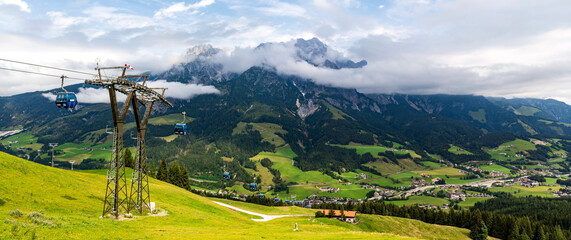 Die Asitz-Bergbahn, Blick auf die Leoganger Steinberge bei Leogang im Salzburger Land in...