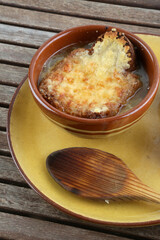 onions hot soup with cheese toast inside