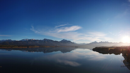Füssen, Deutschland: Alpenpanorama mit Sonnenuntergang am Forggensee