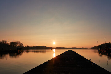 Obraz premium sunset over the lake, autumn sun. water with trees