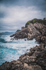 Fototapeta na wymiar Sztorm w Chowarcji fale uderzające o skały A storm in Croatia, waves crashing against the rocks