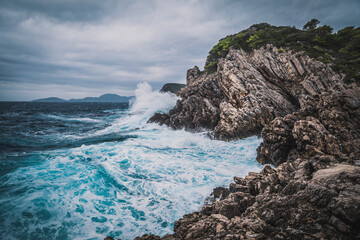 Sztorm w Chowarcji fale uderzające o skały A storm in Croatia, waves crashing against the rocks © Patryk