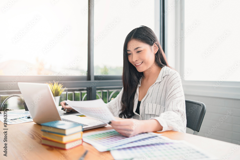 Fototapete asian woman graphic design studio drawing ux ui website technology creative occupation freelance adv