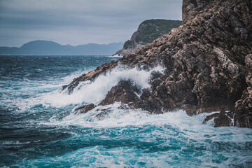 Sztorm w Chowarcji fale uderzające o skały A storm in Croatia, waves crashing against the rocks © Patryk