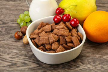 Breakfast with corn chokolate pads and milk