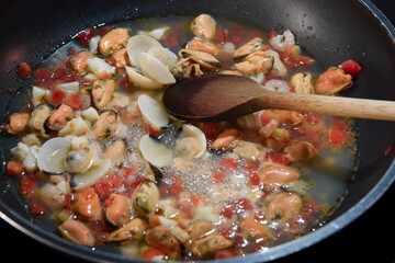 cucina cucinare chef sugo padella pasta riso pesce cozze vongole scoglio sugo italiano pasta 