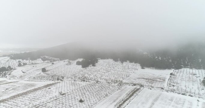Volando sobre monta&ntilde;a nevada
