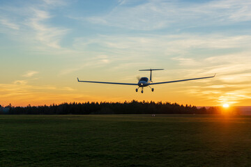 Flugzeug im Vorbeiflug mit schönem Sonnenuntergang im Hintergrund © Patrick