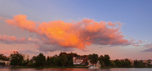 Zachód słońca nad jeziorem w środku miasta. © BaN