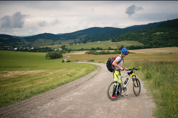 Obraz premium Young athlete man with bicycle in the nature.