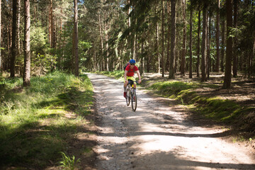 Obraz premium Young athlete man with bicycle in the nature.