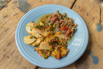 papas con carne, tomate y chile