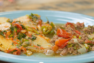 papas con carne, tomate y chile